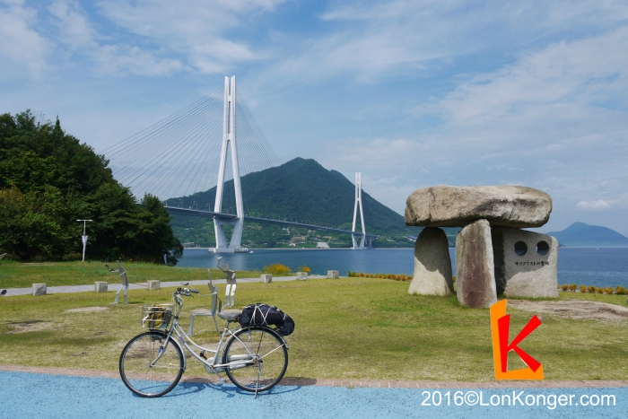 多多羅大橋下的單車手紀念碑，紀念島波海道與台灣日月潭自行車道締結為姊妹自行車道